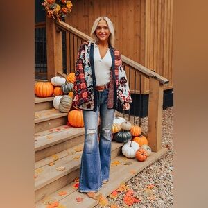 POL Colorful Floral Knit Cardigan with Front Pockets (Relaxed Fit)